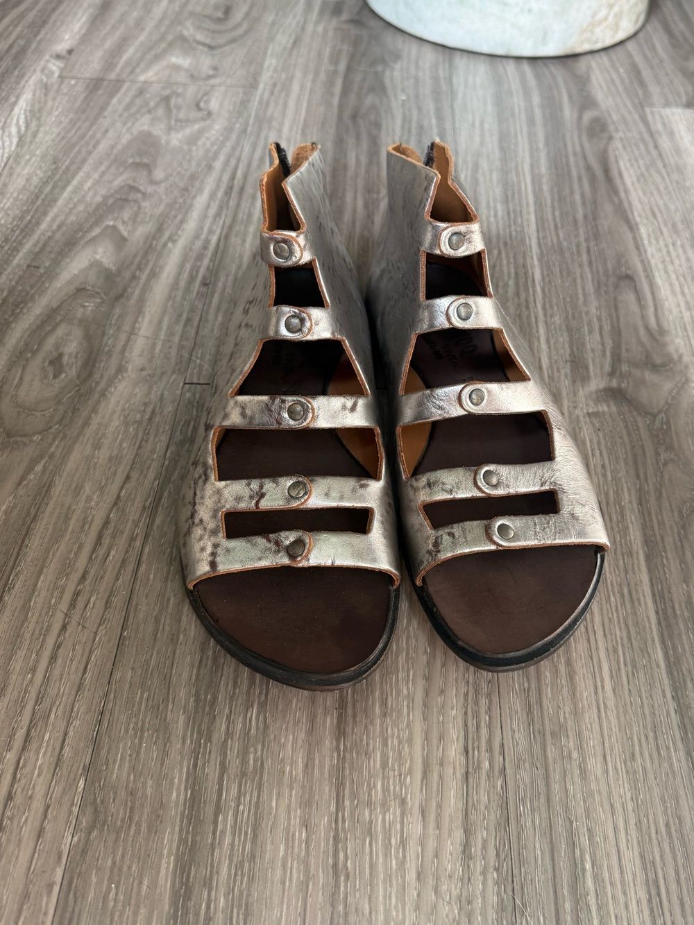 CYDWOQ Handmade USA Metallic Pewter Leather Gladiator Sandals Women’s EU 37